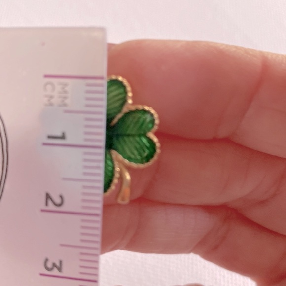 Vintage Avon four leaf clover shamrock post earrings with a green enamel finish - Picture 3 of 5